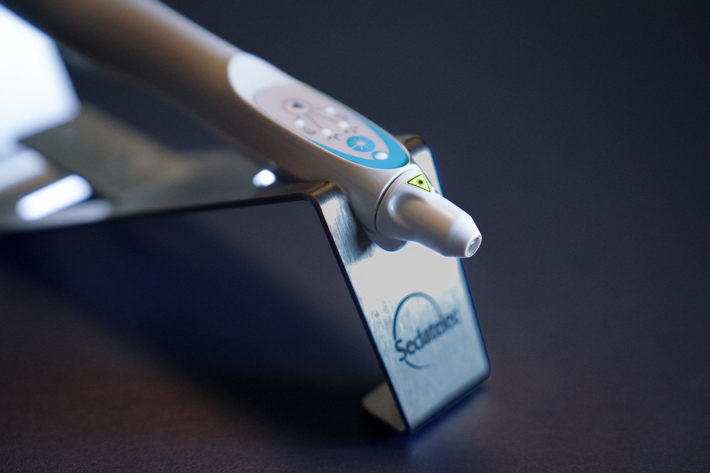 Dispositif Sedatelec Premio sur son support — matériel de référence utilisé dans la méthode Aesthetic Laser Academy